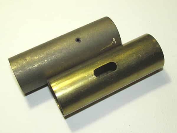 中途半端な位置に穴を開けられたシリンダー（上）