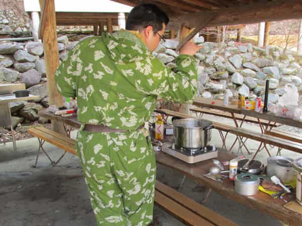 軍装でクッキング