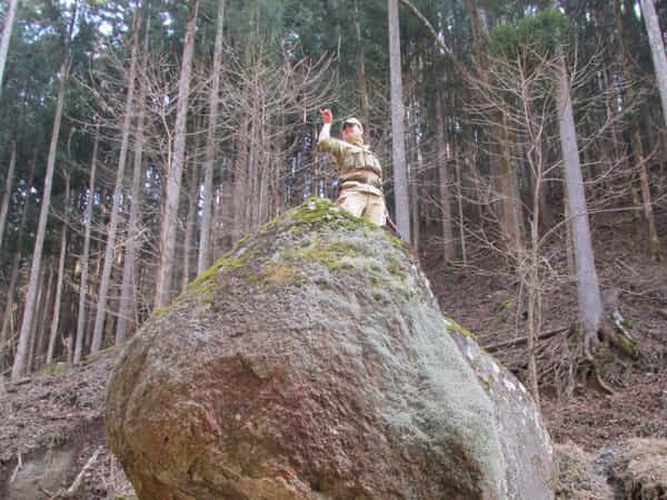 巨石ポージング